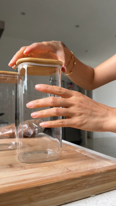 Toples kaca dengan tutup kayu yang pasti bikin dapur jadi cantik dan estetik bun😍
