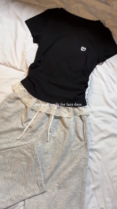walaupun lazy outfit tapi kece kan #ComfortWithStyle #GakNyeselBeliIni #OOTDFashionShopee #outfitmager #UngkapkanIsiHatimu