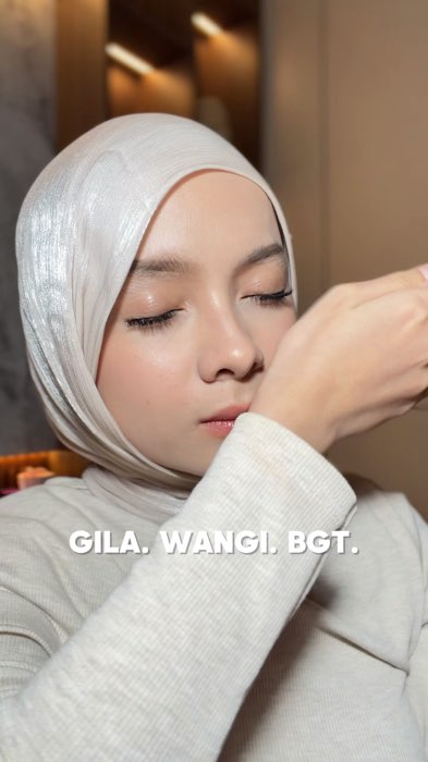 ENAK BGT WANGINYA! fruity sweet kaya cewe feminim bgt! yg kesannya lembut gitu. somehow aku ngerasa dupenya armani my way