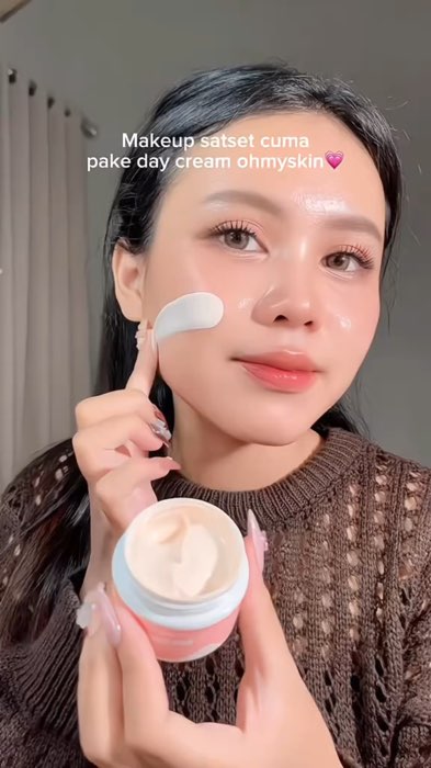 #ohmyskin #daycream #creamtoneup #creamglowing #daycreamglowing #daycreamohmyskin #SpillRacunShopee #shopeevideo #beutyshopeehaul #creamwajah #fyp