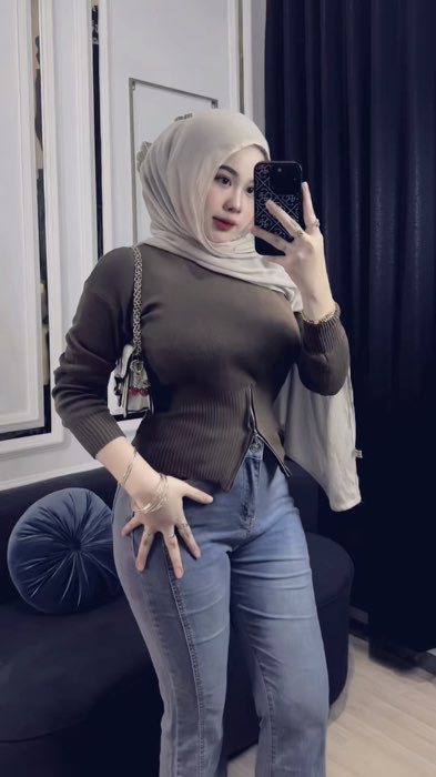 #OOTDFashionShopee #ootdhijab #outfitmurah #outfit #ootdhijabstyle #ootdsimple #sweaterkorea #ootdinspiration