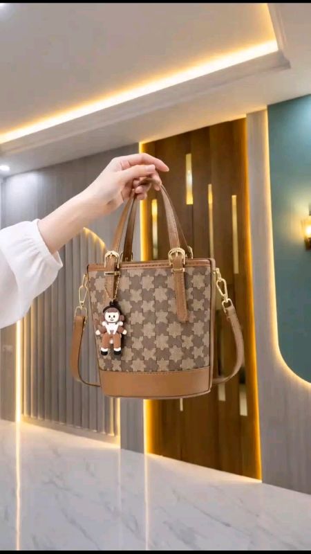 tas selempang wanita terbaru #taswanita #tasselempang #tasselempangwanita #racunshopeee #racunshopeevideo