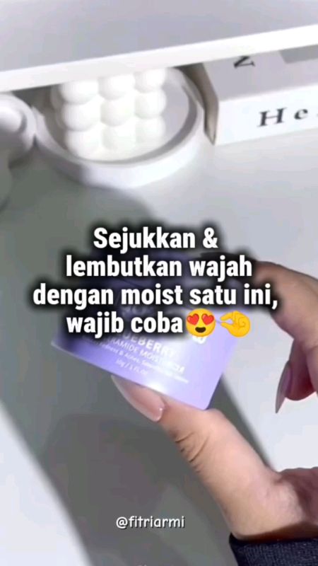 Lembabkan wajah dengan moist ini #SpillRacunShopee #RacunShopee #glad2glowblueberrymoisturizer #glad2glowblueberry #glad2glowblueberryceramide