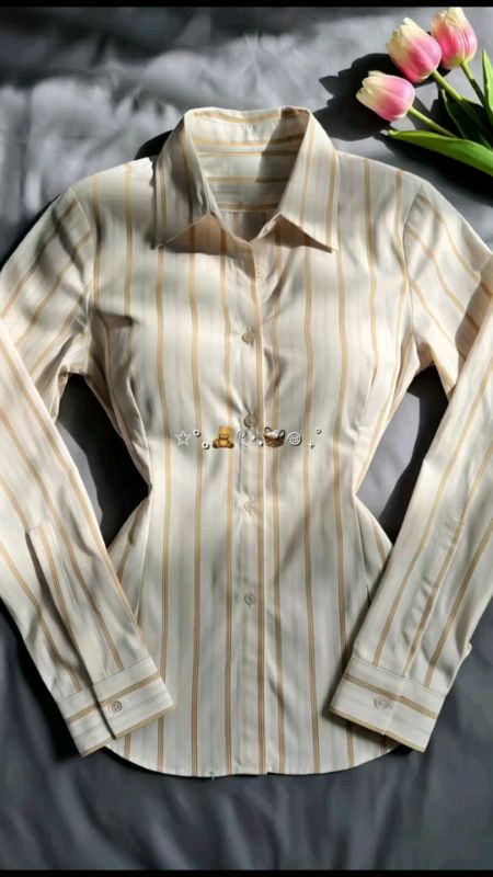 Lagi cari kemeja yang pas di badan tapi tetep nyaman? Kemeja Slim Fit Stripe ini jawabannya​#KemejaSlimFit #KemejaWanita #OfficeLook #StyleKantor #kem