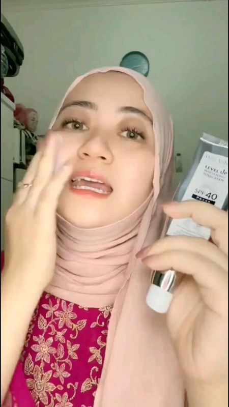 Beneran ya ini bukan kemakan iklan Emang sunscreen-nya se-gong itu Dipakai sekali aja udah beda #OzzaskinSkincare #RacunShopee #suncreenviral #fyp