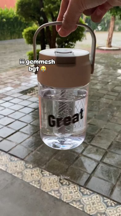 Praktis dan simpel banget, rekomen dibawa ke sekolah, kantor, olahraga dan jalan jalan. Aman ga tumpah, tutup rapat #botolminum #botolminumanakantitum