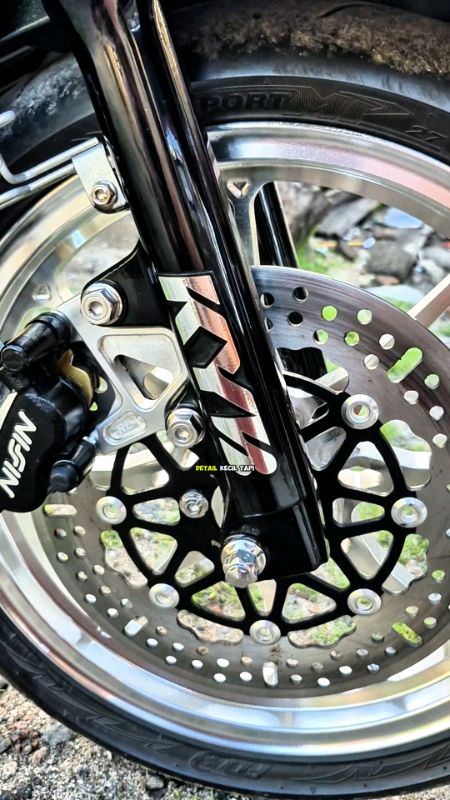 Emblem Kyb Shock kyb Depan Universal Untuk Semua Motor #emblemkyb #shockkyb #shockkybdepan  #RacunShopee #ShopeeCOD #PromoNontStop #GratsiOngkirRP0
