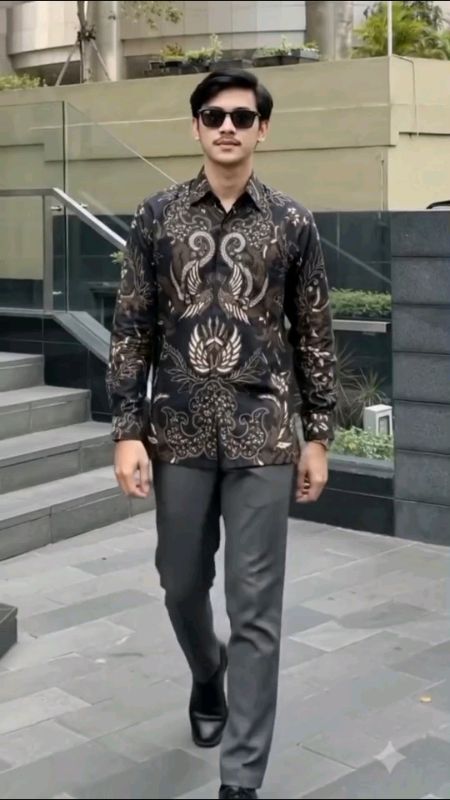 Kemeja batik pria premium dengan desain modern dan elegan#KemejaPria #BatikPria #FashionPria #OutfitPria #KemejaBatik #OOTDPria #ShopeeAffiliate #fyp