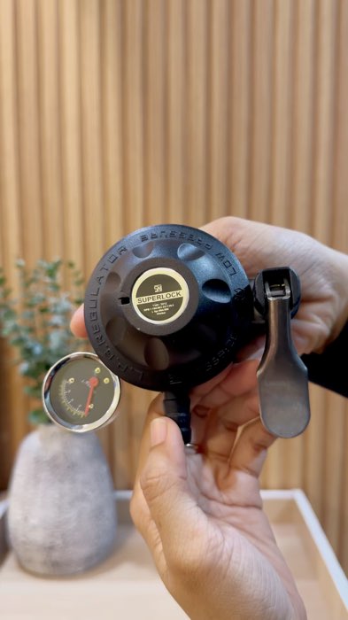 Gengsi la ‼️ Perempuan keren kudu bisa pasang regulator gas sendiri dong 😋 #gascompsuperlock #regulator #regulatorgas #rumahminimalis #gaselpiji3kg