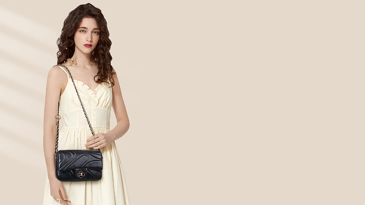 Mroede Tas bahu rantai chambray klasik yang harus dimiliki~
#tas #tasselempang #slingbag