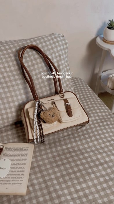 SUMPAH INI BAGUSSSSS BANGETTT!!! lucuu, aesthetic dan bahannya halus tebel. ngga nyesel beli ini udah dpt bag charm gemes #koreanbag #shoulderbag