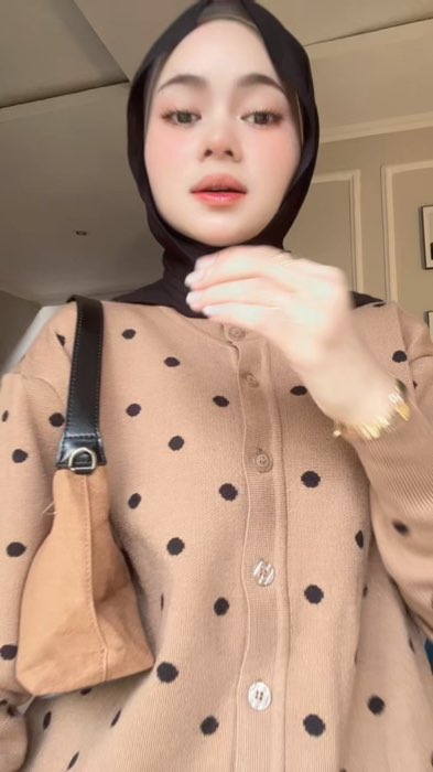 #cardigan #cardiganpolkadot #nigoosweater #ootdhijab #outfitinspiration #RacunShopee #OOTDFashionShopee
