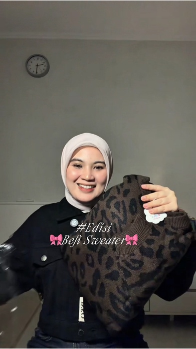 Aku pake mahogany🎀🤩✨#sweater #sweaterwanita #sweateroversize #rekomendasishopee #shopeevideo