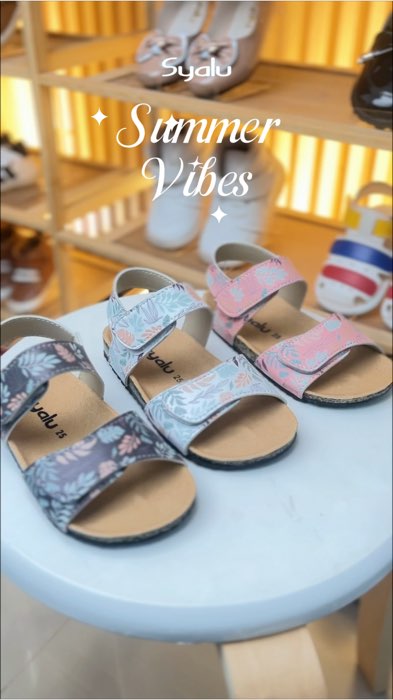 Warna lucu, motif cantik, nyaman dipakai seharian!✨ Koleksi Summer Vibes dari Syalu siap menemani aktivitas si kecil di setiap momen. ?