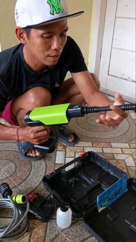 Jet cleaner portable Leapmove, semprotan kencang untuk cuci motor, mobil, dan tanaman. Baterai rechargeable, praktis tanpa listrik,