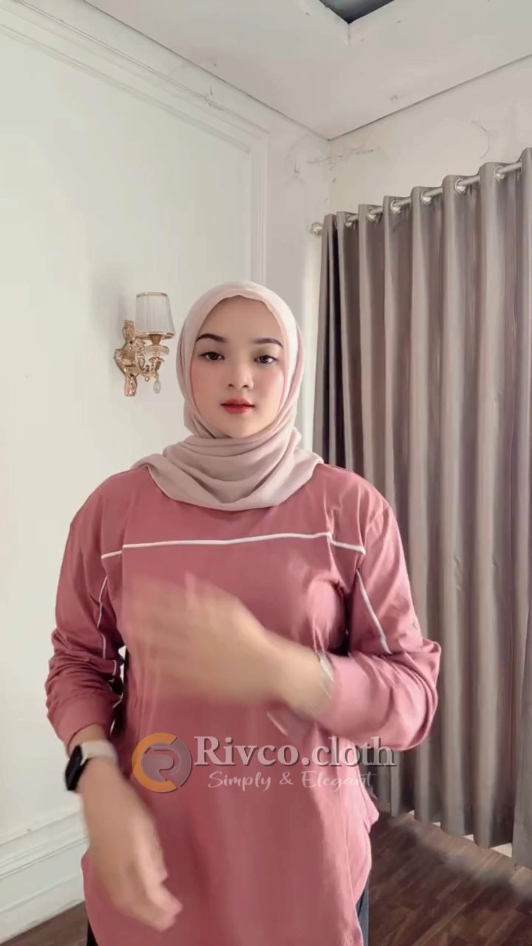“Happy vibes cuma pakai outfit ini! 😍 #Rivcocloth
#Rivco
#Rivcoid
#shopeevideo
#ShopeeFashion
#FashionWanita
#OOTDShopee
#OutfitWanita
#BajuWanita
#O