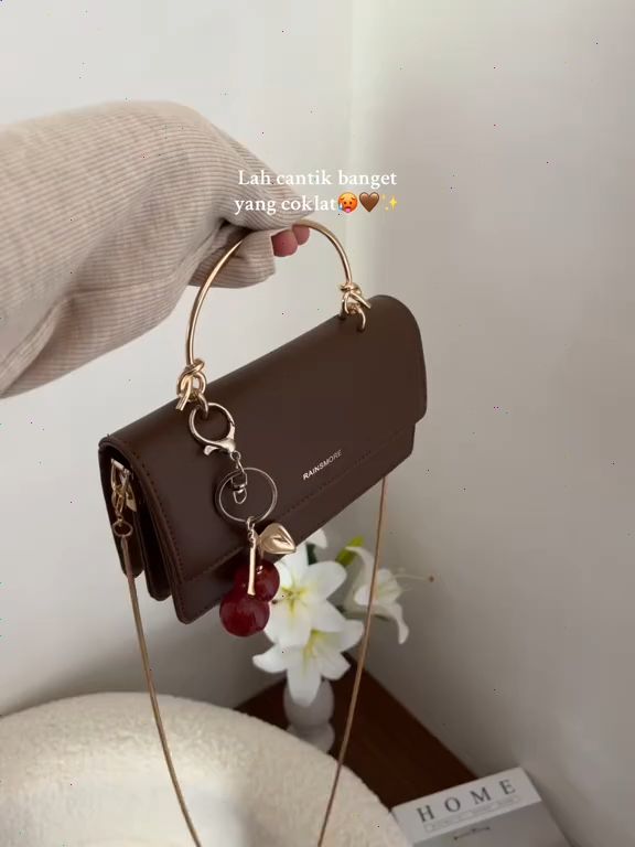 as rantai yang elegan dan berkilau! ✨ Cocok untuk tampilan kasual maupun formal. Bikin outfitmu makin kece! 😍 Yuk#tasrantai #taswanita #tascantik