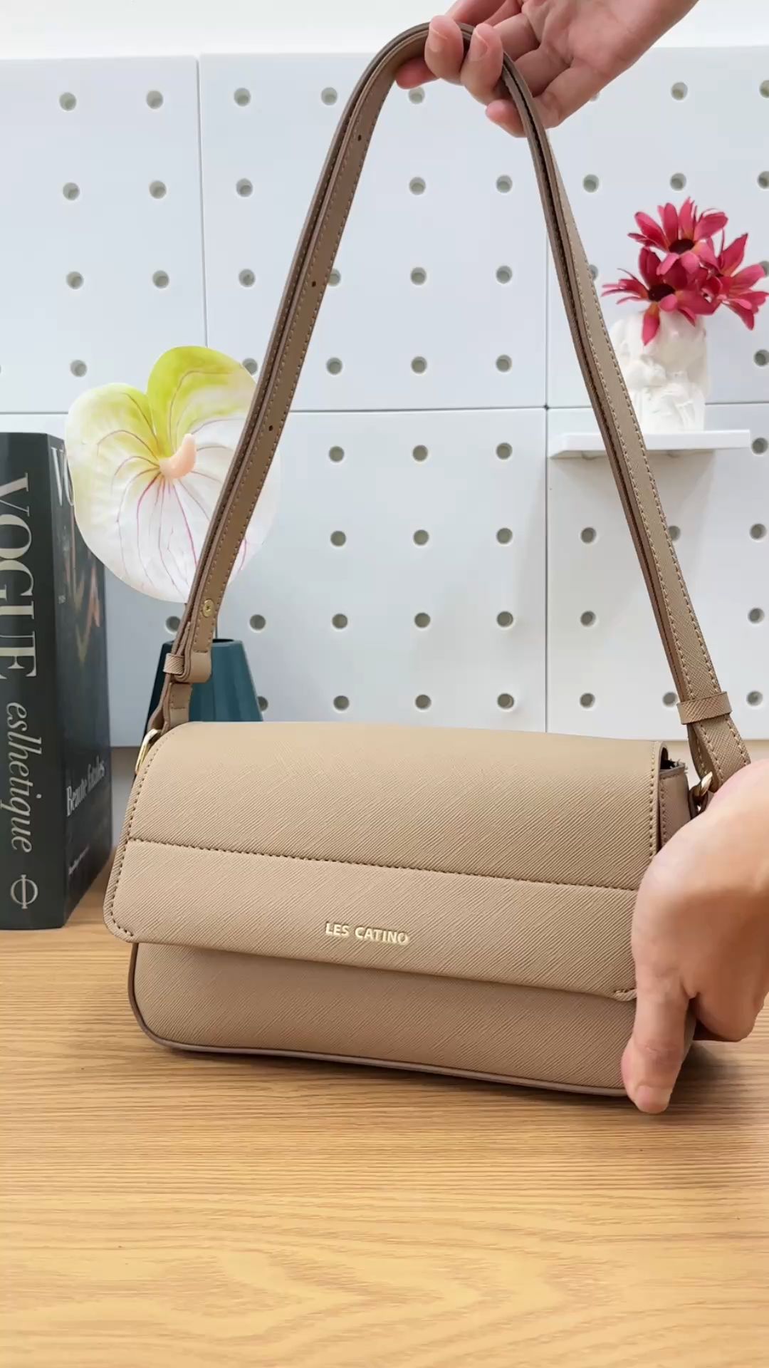 Shoulder bag yang bisa dipakai sebagai crossbody juga nii. checkout di video ini ya #RacunShopeeCheck #lescatino #ramadanlescatino #fyp