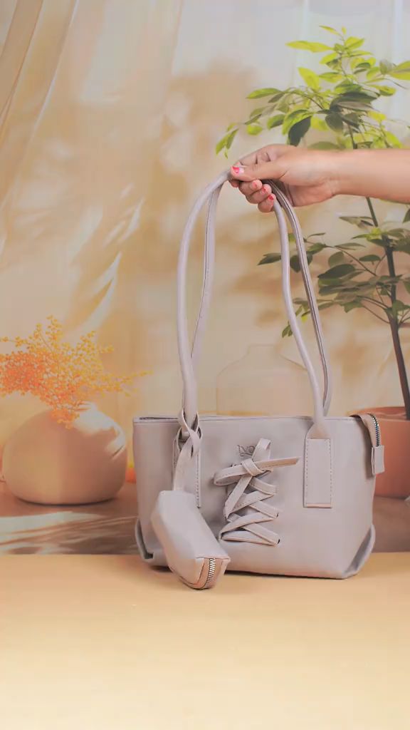 Gaya santai tapi tetap classy 😎
Tas yang pas buat daily look kamu. #taswanita #tasselempangwanita #OOTDFashionShopee