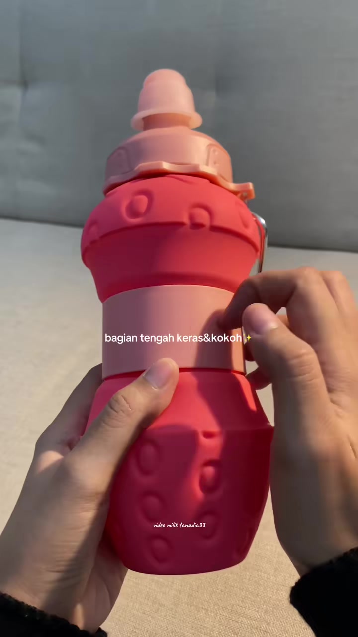 ini gemes bgt botol minumnya bisa dilipat jadi bentuk strawberry🍓 udah food grade jugaa✨ #botollipat #botolviral #botollucu #tumblerlipatsilikon #botollipatportable #botolstrawberry
