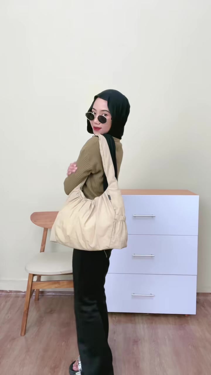 minimal harus punya satu warna gasih👀🤎 #az #totebag #taskuliah #aestheticbag
