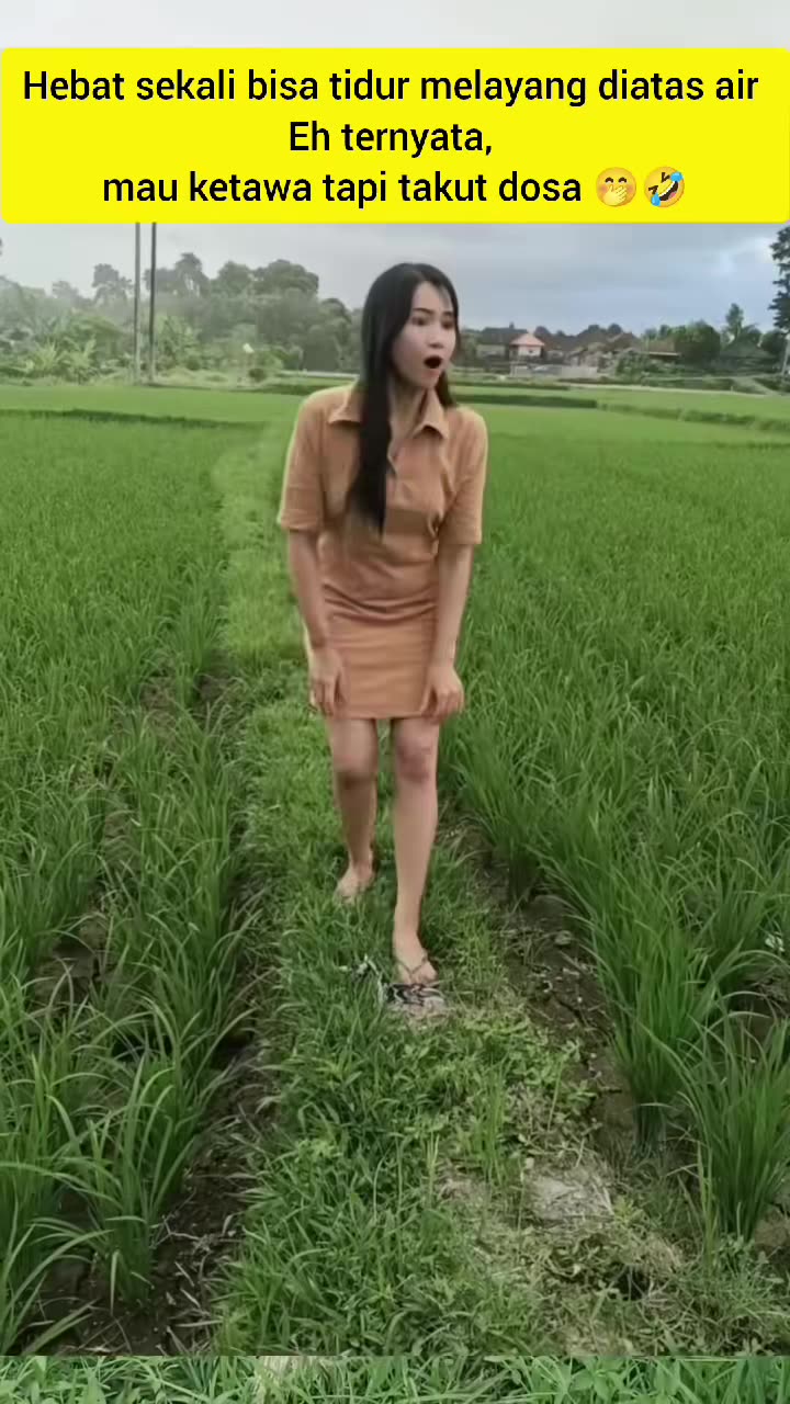 Hebat sekali bisa tidur melayang diatas air, eh ternyata,  mau ketawa tapi takut dosa 🤭🤣 #fyp #kontenlucu #jangkauanluas #reels #videolucu